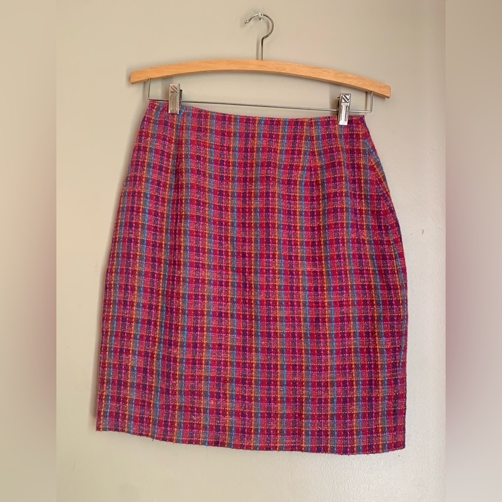 The limited vintage 90’s tweed pencil skirt
High waisted mini academia